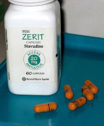 Зерит (Zerit 20 mg) В упаковке 56 шт. Прилагается чек подтверждающий подлинность покупки в Немецкой аптеке в Германии, а так же прилагаются оригинальные документы от производителя, на каждой упаковке сертификат качества. Действуют скидки, а так же можно заказать наложенным платежом